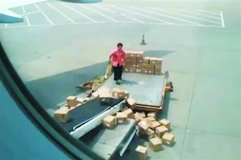 广州:白云机场粗暴搬运工吓坏外国游客