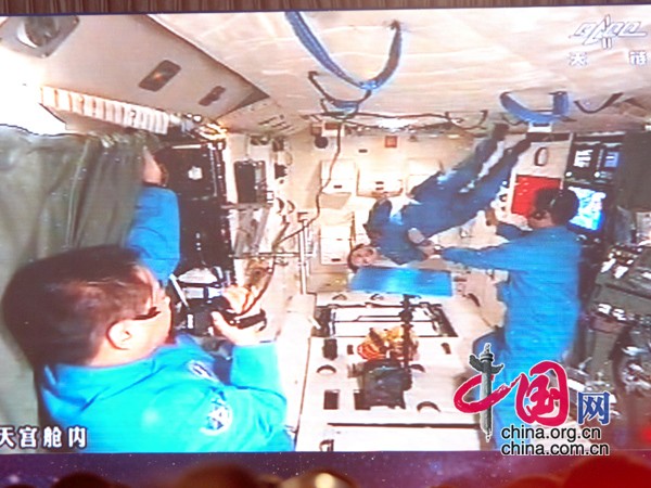 太空失重下懸浮飛翔表演 中國網 寇萊昂