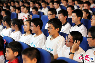 等待授课的335位学生已经就坐。中国网记者 杨佳摄影