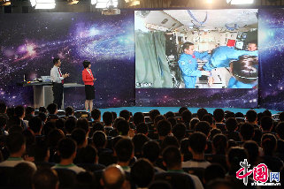三位宇航员漂浮着出现在大屏幕上。中国网记者 杨佳摄影