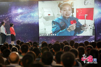 神十航天员、中国第一位“太空教师”王亚平给学生们展示单摆失重情况下的运动状态。中国网记者 杨佳摄影
