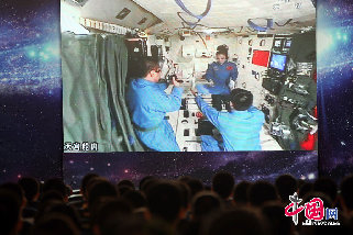 三位宇航员配合完成授课。中国网记者 杨佳摄影