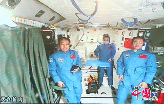  6月20日上午，神舟十号航天员进行首次太空授课。授课结束三位宇航员寄语全国中小学生。 中国网记者 杨佳摄影
