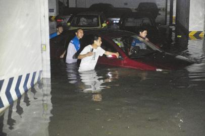 成都地下车库被淹 百余汽车集体 洗澡