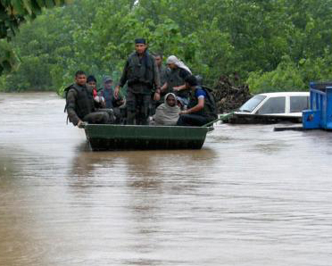 印度暴雨不断 百余人遇难上万人被困