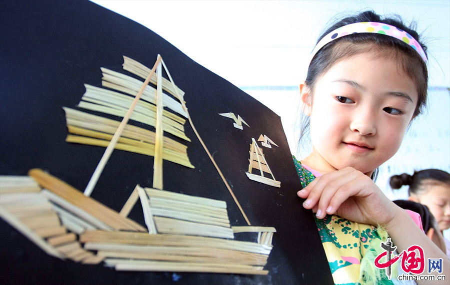 江苏小学生巧用秸秆创作拼贴画[组图]+_图片中心_中国网