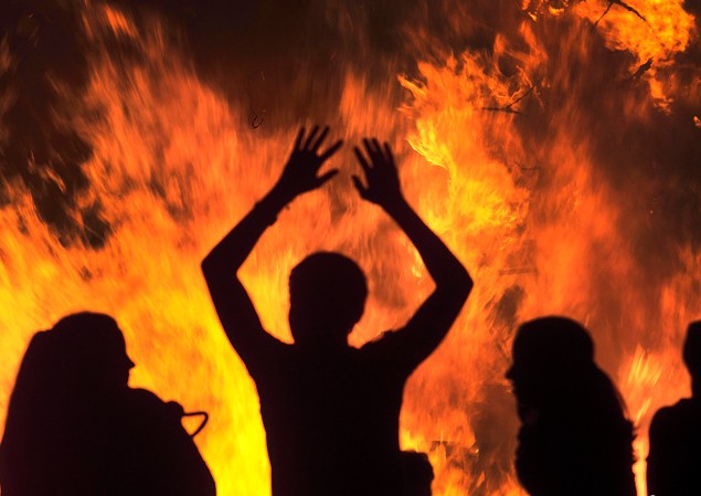 西班牙民众庆祝圣胡安仲夏节 西班牙民众庆祝圣胡安仲夏节