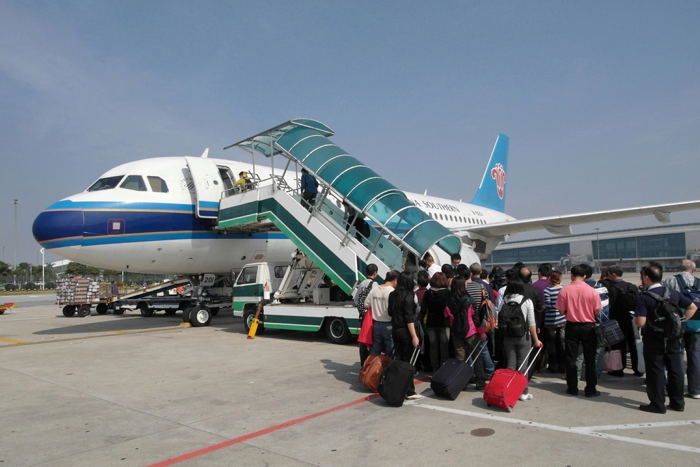 审计署:57家中央单位 千余出国团违规