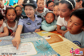 6月25日，江苏省赣榆县公安局禁毒民警在实验小学向学生讲解毒品危害。中国网图片库 司伟/摄