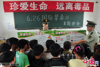 6月25日，唐山市九间房边防派出所民警叶子刚正在为辖区中心小学的学生讲解毒品的危害。中国网图片库 卢海鹏/摄