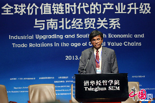 圖為國際貨幣基金組織貿易制度與政策評估部主任Ranil Salgado演講。中國網記者 寇萊昂 攝