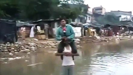 印度记者为避免湿鞋骑灾民报道洪灾遭解雇