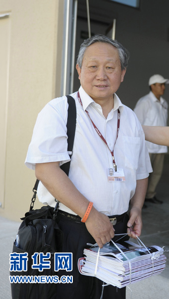 2010年11月，吴永恒采访坎昆气候大会时往会场搬送杂志。新华网发（图片由《今日中国》杂志提供）
