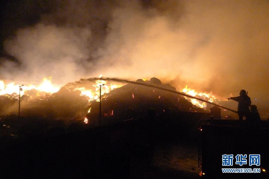 山西侯马市棉花仓库发生火灾