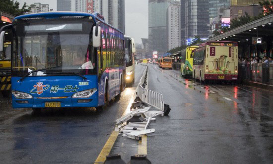 2013年7月1日,广州,为避让车辆,结果造成3辆brt公交车发生碰撞,致使车