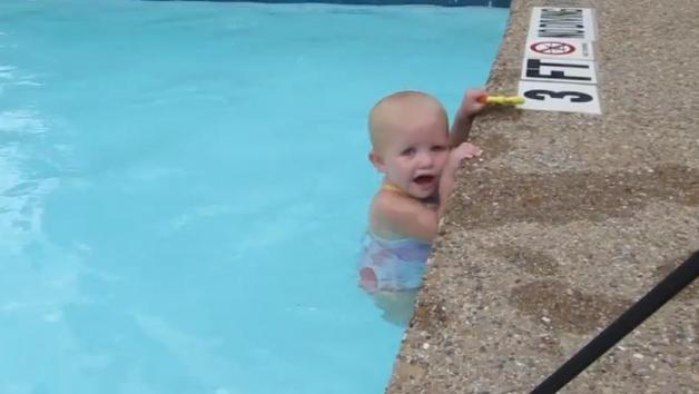 16个月大宝宝横渡游泳池