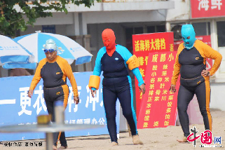 穿著臉基尼的泳客在青島第一海水浴場消暑休閒。中國網圖片庫/黃傑顯 攝