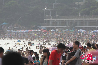 2013年7月7日，人們在青島第一海水浴場戲水消暑。中國網圖片庫 黃傑顯攝影