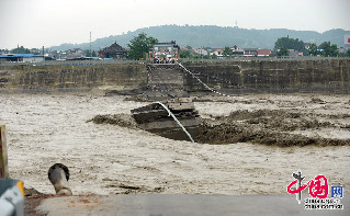 7月9日，四川綿陽江油市綿江公路(綿陽至江油)通口河老青蓮大橋，因暴雨形成的特大洪峰衝擊發生垮塌。中國網圖片庫 李曉平攝影