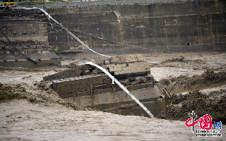 7月9日，四川绵阳江油市绵江公路(绵阳至江油)通口河老青莲大桥，因暴雨形成的特大洪峰冲击发生垮塌。中国网图片库 李晓平摄影