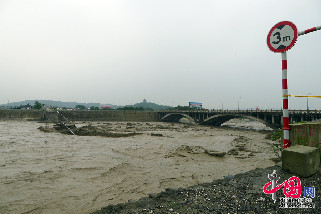 7月9日，四川綿陽江油市綿江公路(綿陽至江油)通口河老青蓮大橋，因暴雨形成的特大洪峰衝擊發生垮塌。中國網圖片庫 李曉平攝影