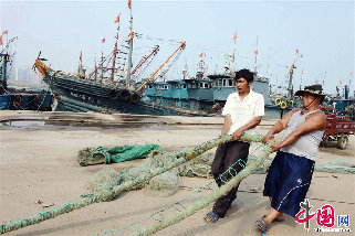 2013年7月9日，山东青岛积米崖渔港休渔期渔民在制作渔具。中国网图片库 俞方平摄影