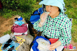 青岛人喜欢吃的海鲜馅饺子，就是中午两个人的午餐。“随便吃点就可以了，早餐吃的好些，晚餐更清淡些”。中国网图片库 王海滨/摄