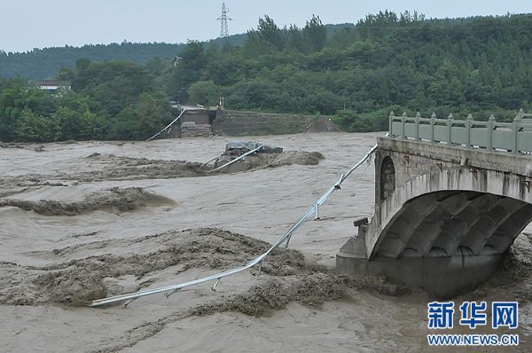 四川江油:老青莲大桥垮塌 12人失踪