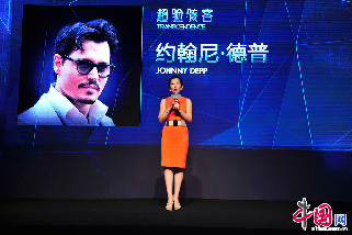 7月11日，由中国DMG娱乐传媒集团、美国华纳兄弟和美国Alcon公司联合推出的好莱坞科幻巨制《超验骇客》（Transcendence）启动仪式在京举行，众多嘉宾和上百家媒体共同见证了启动盛典。本片预计将于明年4月在全球上映。图为中国首位好莱坞女制片人吴冰与约翰尼·德普隔空连线。中国网记者 寇莱昂 摄