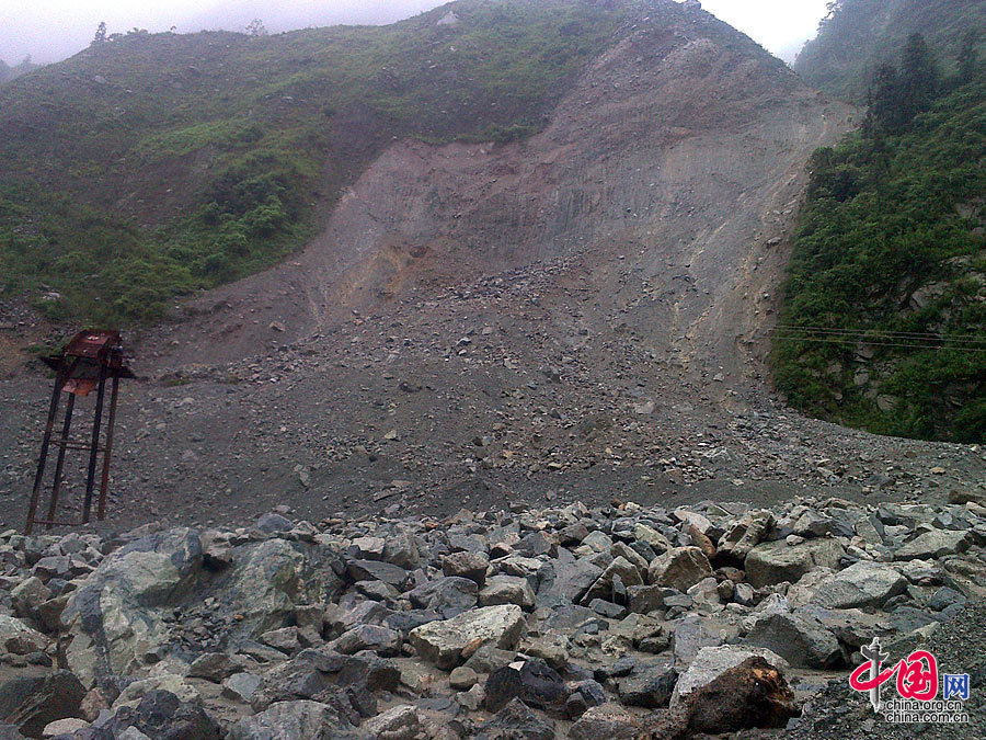 四川卧龙洪灾受损严重路断堤毁山体塌方[组图