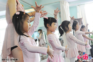 練習開始，小姑娘們對著鏡子認真練習動作。  中國網圖片庫  賴鑫琳/攝