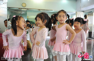 訓練間隙，小姑娘們互相聊天逗樂，露出了活潑本性。 中國網圖片庫 賴鑫琳/攝