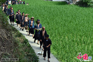 传统节日六月六苗族水鼓舞祭祀的村民。中国网图片库 彭年/摄