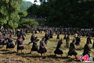 传统节日六月六苗族水鼓舞狂欢。中国网图片库 彭年/摄