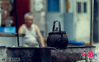 2013年7月14日，青岛。博山路天德塘浴池门前的烧烤摊。中国网图片库 王海滨摄影