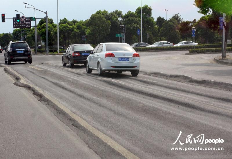 江苏无锡连日高温 市内道路被晒成“波浪路”