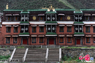 7月14日，甘肃省甘南藏族自治州夏河县，在拉卜楞寺内拍摄的一座宝殿。 中国网图片库 赖鑫琳 摄