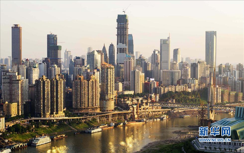 环球金融中心(中)成为目前重庆第一高楼(5月2