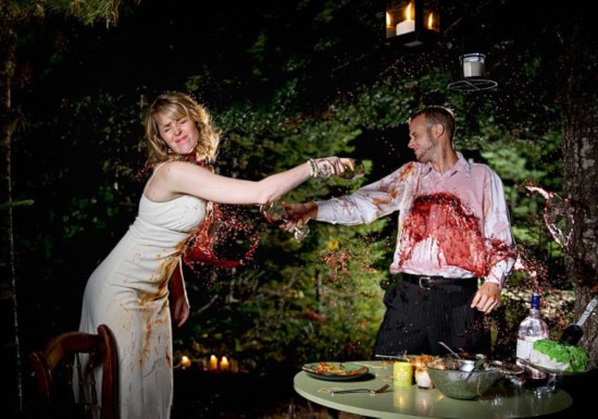 美国新人流行拍另类照 点火泼漆毁婚纱(组图)