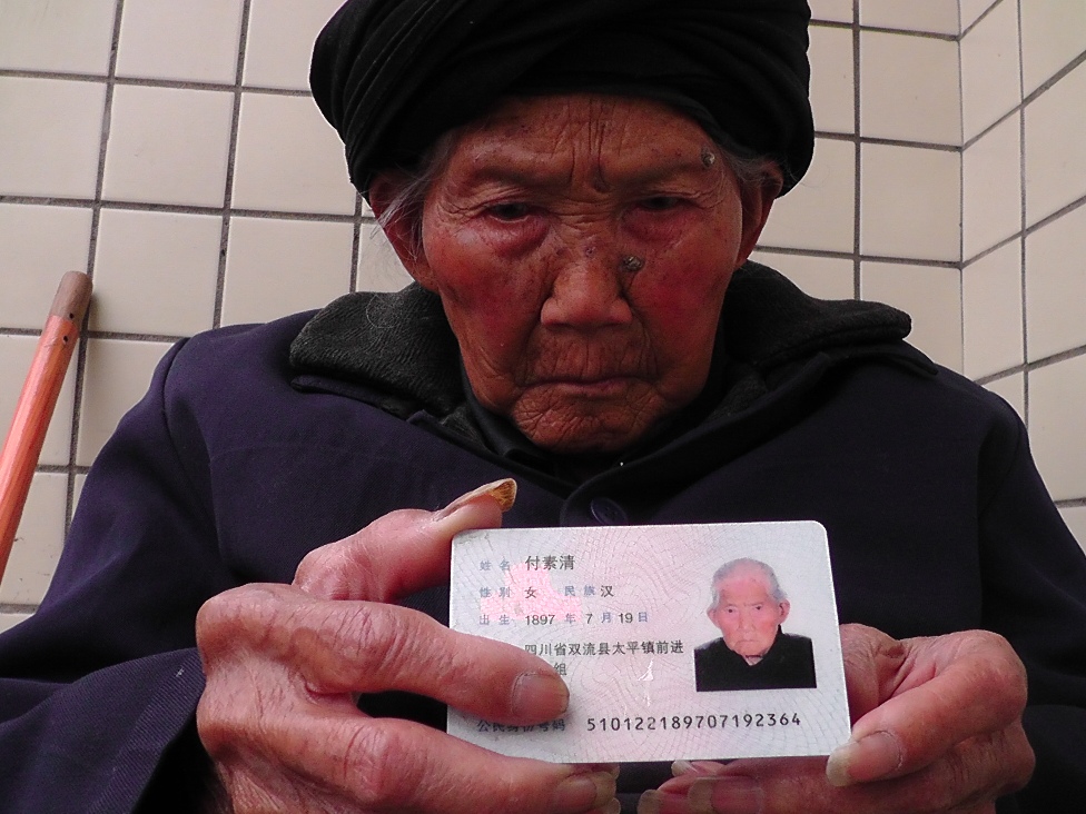 四川116岁老人被“扛旗世界纪录”认证为全球最长寿老人