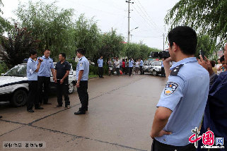 近日，江苏赣榆县警方破获一起利用弩箭发射麻醉药剂抢劫致人死亡案件。图为2013年7月21日，2013年7月21日，犯罪嫌疑人马某在指认作案现场。 中国网图片库 司伟摄