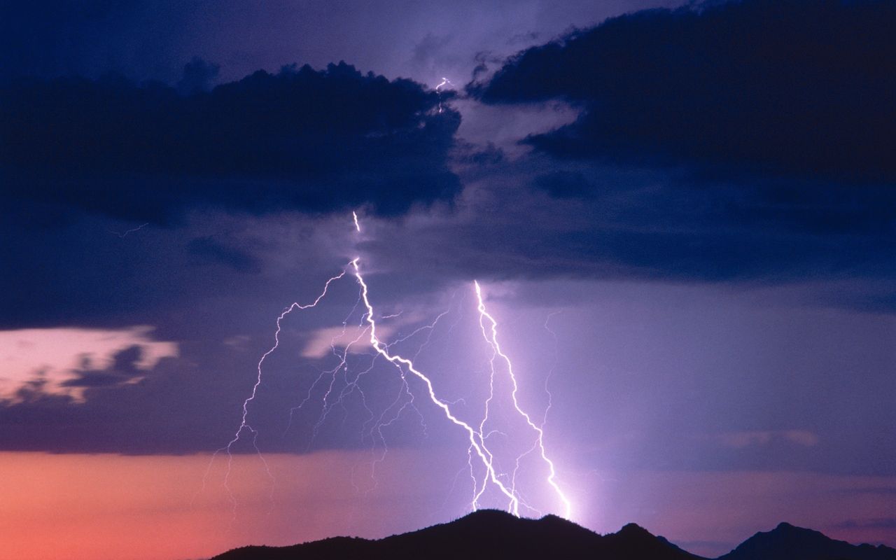 美国遭遇极端天气:大雨雷暴侵袭拉斯韦加斯