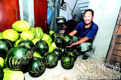 瓜农用指甲在西瓜上绘画 