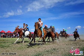 参赛选手英姿勃发，驰骋在马背上进行紧张的赛马运动。 中国网图片库  李华/摄