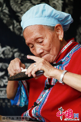 亚木沟景区内织布的土家族老奶奶。 中国网记者 杨楠 摄