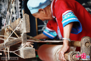 亚木沟景区内织布的土家族老奶奶。 中国网记者 杨楠 摄