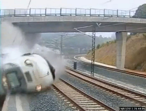 西班牙列车脱轨瞬间视频公布