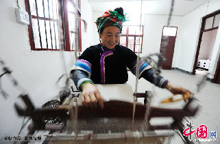 一名侗族婦女正在用織布機織布。  中國網圖片庫   賴鑫琳  攝