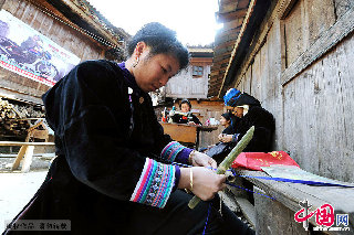  一名侗族妇女在编制侗衣的花边。    中国网图片库  赖鑫琳  摄