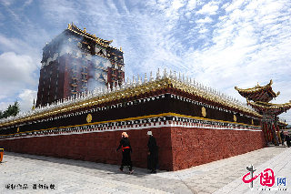 藏族同胞在米拉日巴佛阁外转经。 中国网图片库  赖鑫琳/摄